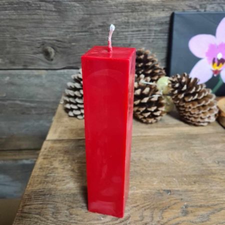 Bougie pilier colorée cubique rouge