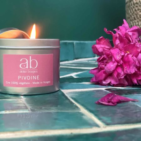 Bougie artisanale parfum Pivoine – Cire végétale & boîte métallique