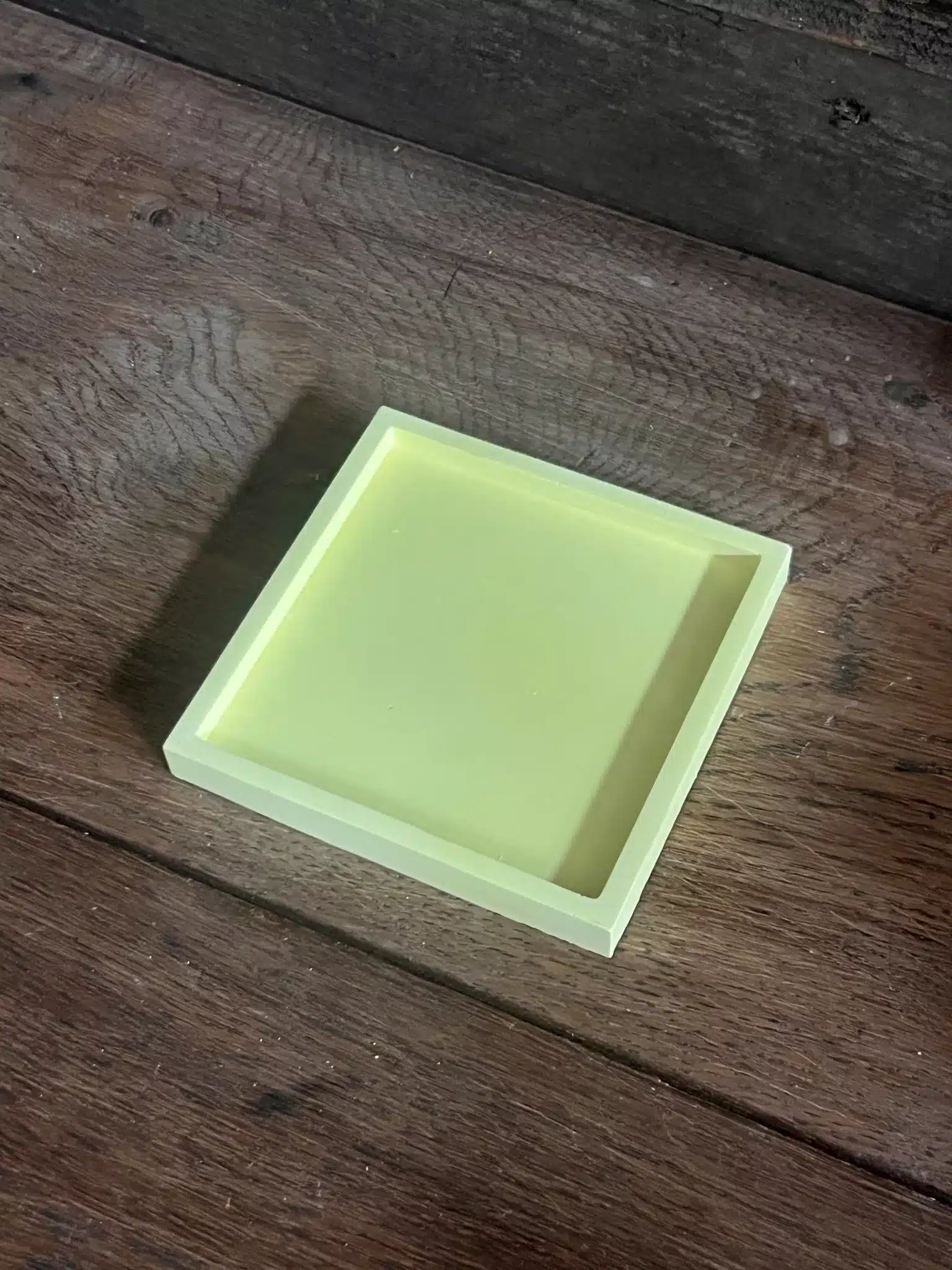 Support carré artisanal jaune fluo pour bougies décoratives – Image 2