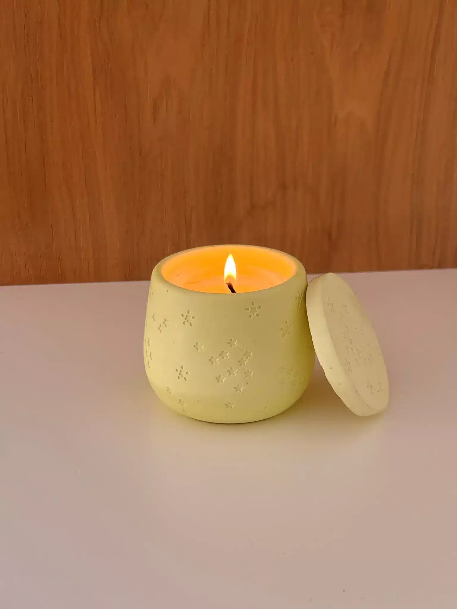 Bougie parfumée artisanale jaune clair – Contenant étoilé