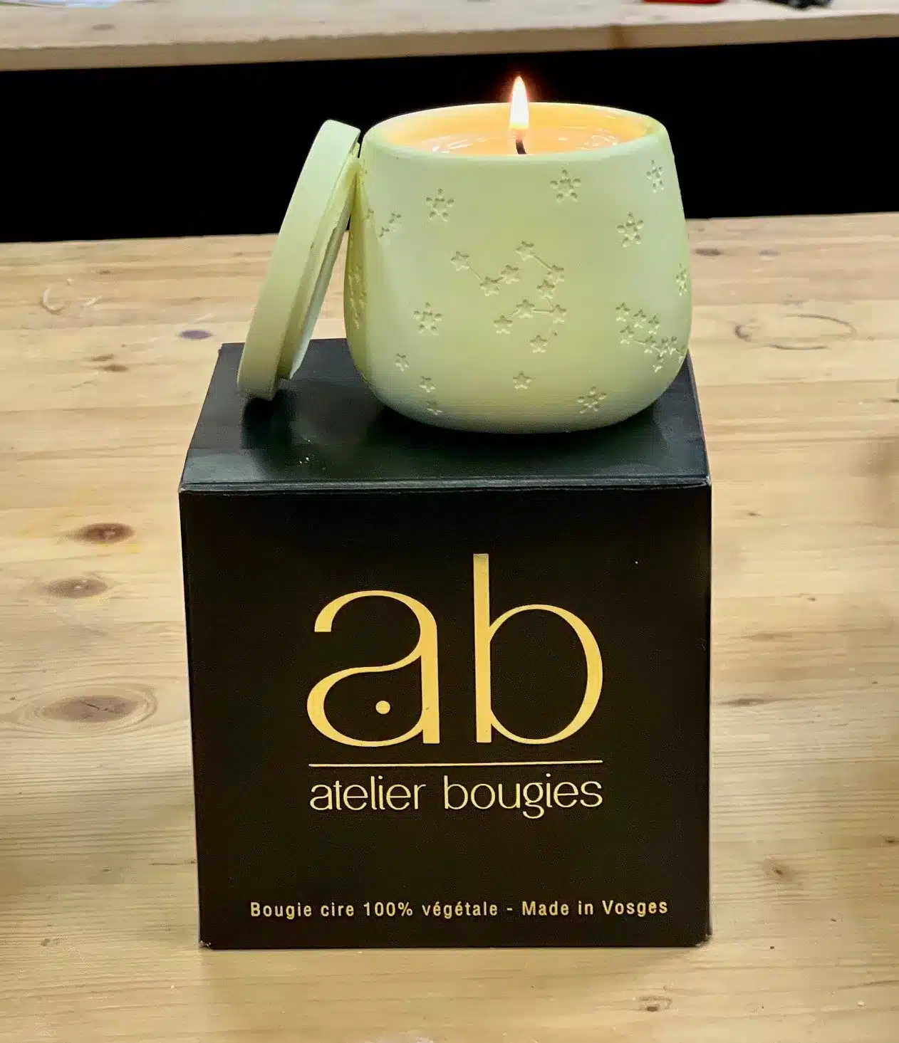 Bougie parfumée artisanale jaune clair – Contenant étoilé – Image 3